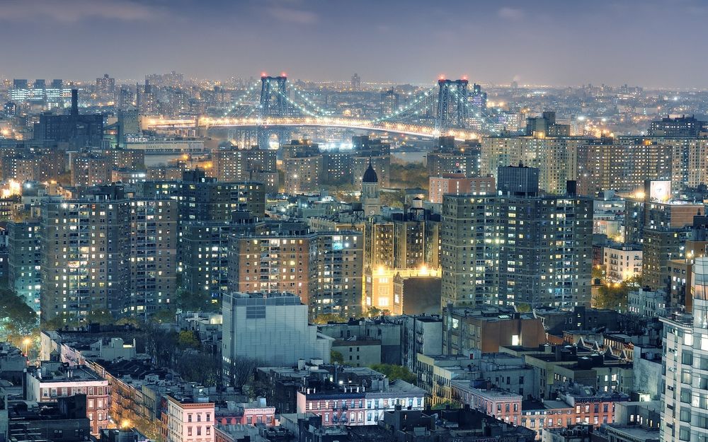 Обои для рабочего стола Lower East Side and Williamsburg Bridge at Night, New York City / Нижний Ист-Сайд и Виллиамсбургский мост ночью, Нью-Йорк