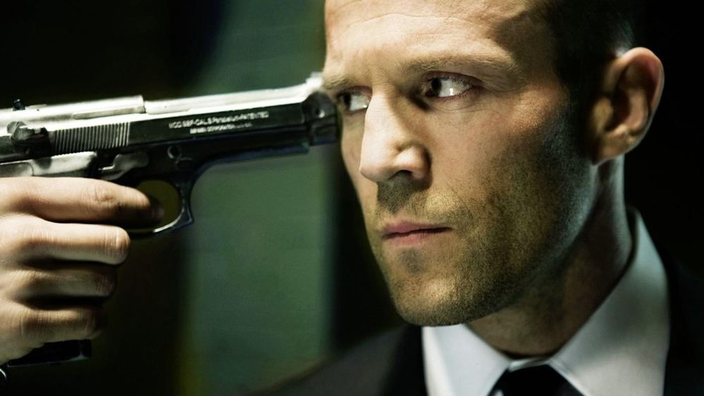 Обои для рабочего стола Jason Statham / Джейсон Стетхем с пистолетом у виска