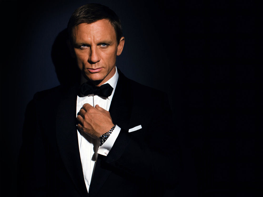 Обои для рабочего стола James Bond / Джеймс Бонд на чёрном фоне 