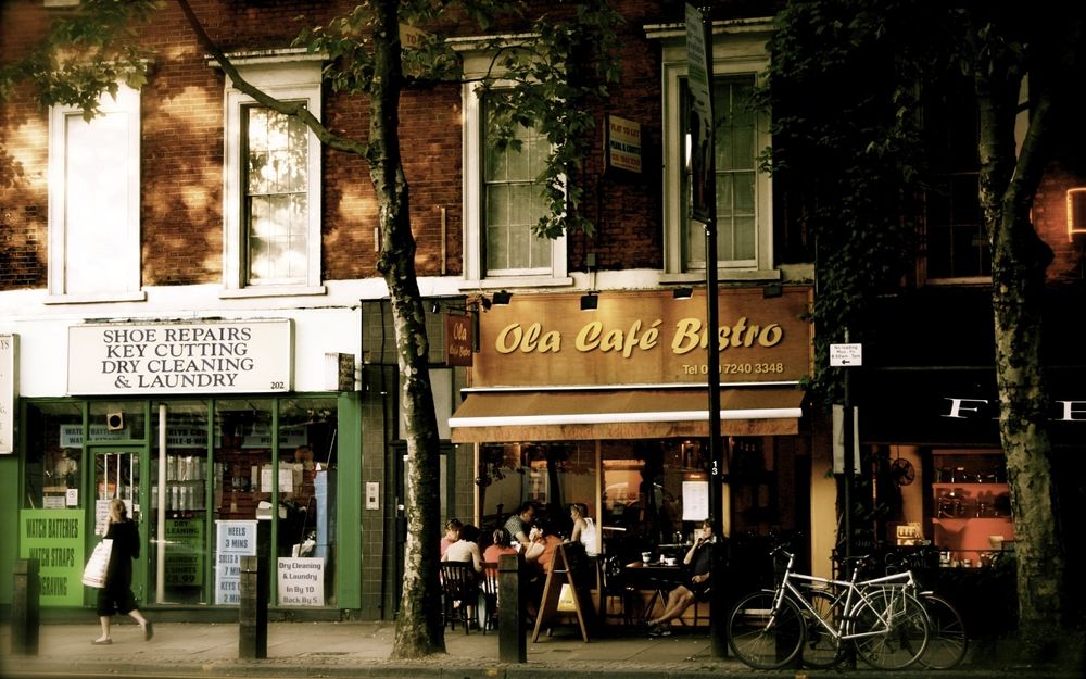 Обои для рабочего стола Крохотное кафе на тихой улице Лондона / London (Ola Cafe Bistro, Shoe repairs key cutting dry cleaning & laundry)