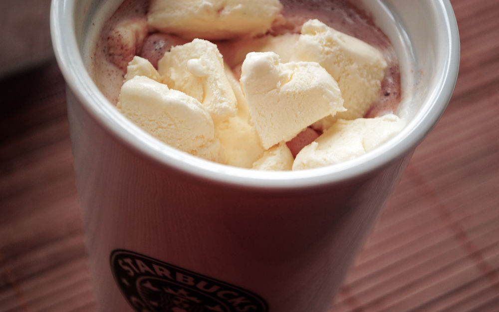 Обои для рабочего стола Мороженое в стаканчике от Starbucks Coffee