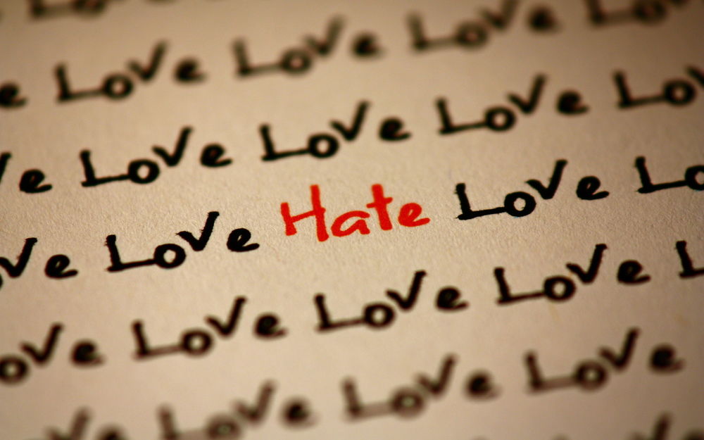 Обои для рабочего стола Слово *Hate / Ненависть* затерялось между словами *Love / Любовь*