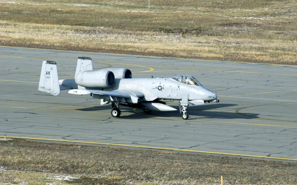 Обои для рабочего стола Thunderbolt II на взлётной полосе