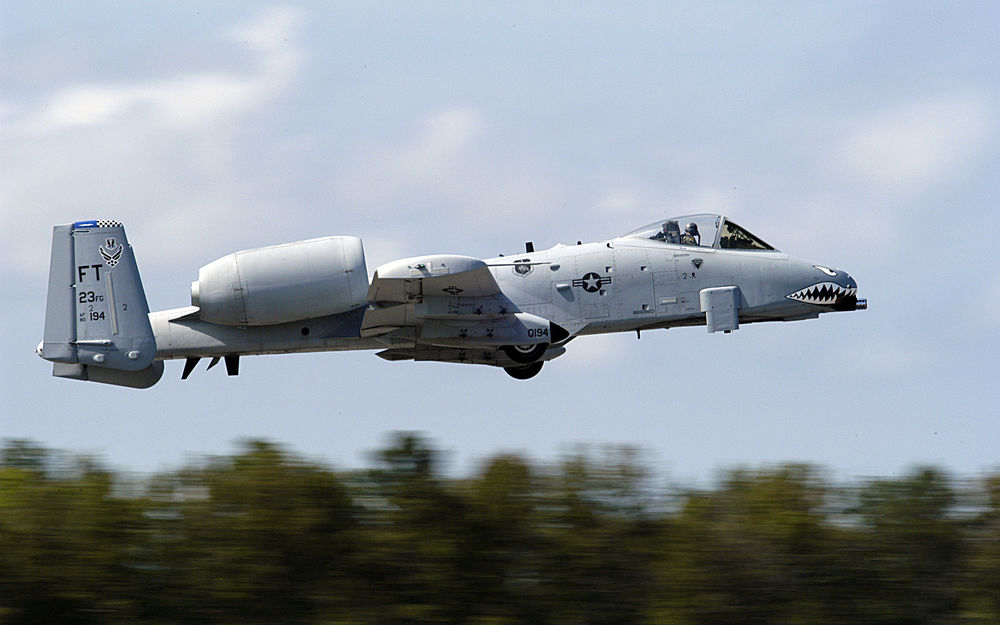 Обои для рабочего стола Thunderbolt II взлетает над лесом