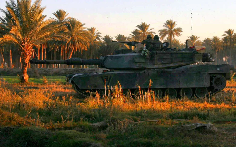 Обои для рабочего стола Танк M1A1 Abrams / М1А1 Абрамс под пальмами 