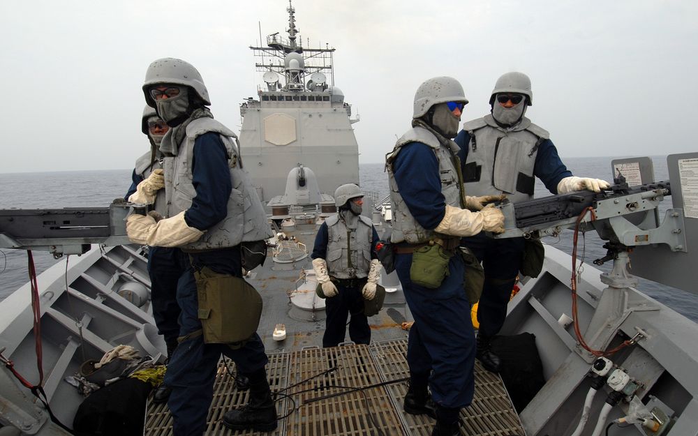 Обои для рабочего стола Военные моряки на палубе корабля