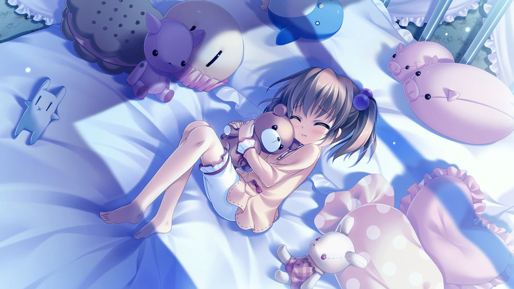 Обои для рабочего стола Tsumugi / Цумуги из визуальной новеллы Midori No Umi ночью лежит на большой кровати среди подушечек и игрушек в обнимку с плюшевым мишкой