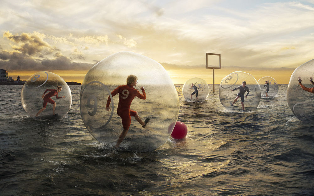 Обои для рабочего стола Необычный футбол на воде: игроки находятся в воздушных шарах, и 'бегают' по воде