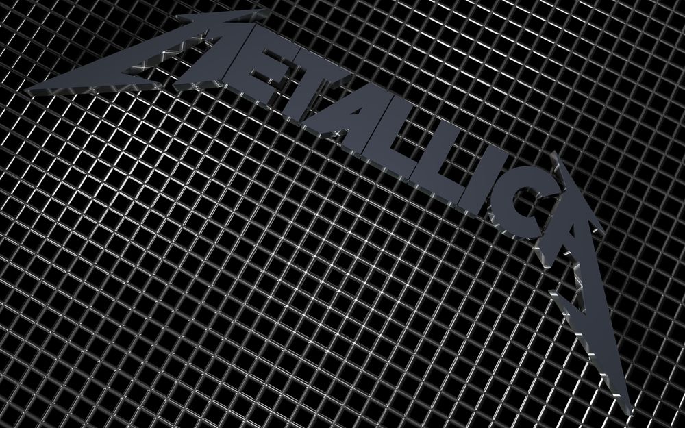 Обои для рабочего стола На металлической решетке логотип группы Metallica