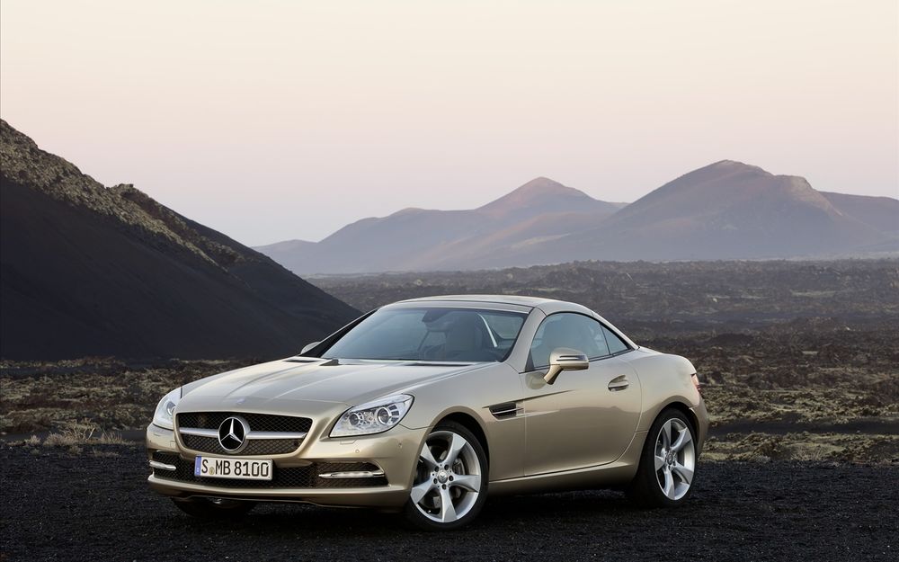 Обои для рабочего стола Красивое Mercede slk 2011 стоит на дороге