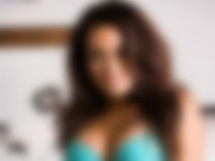 Обои на рабочий стол Daisy Marie / Дейзи Мари милая с темными волосами