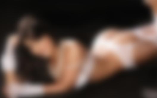 Обои для рабочего стола Camila Davalos / Камила Давалос, модель, в белом белье и жемчуге лежит на темной атласной ткани демонстрируя безупречную попку