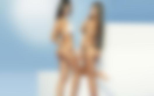 Обои для рабочего стола Мариана, Камила Давалос / Mariana, Camila Davalos, две девушки в черном и белом купальниках стоят рядом с белыми ступеньками повернувшись голыми попками в стрингах