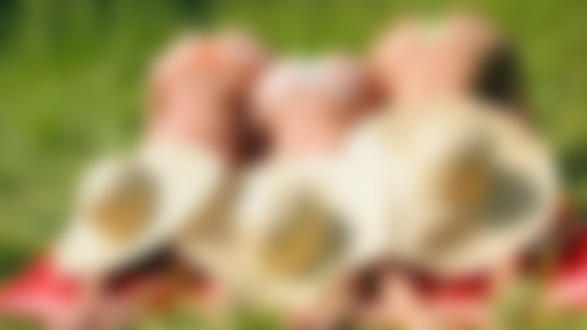 Обои для рабочего стола Девушки в разноцветных купальниках и шляпах подняли попы вверх