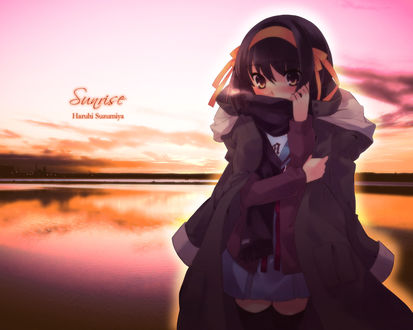 Обои на рабочий стол Haruhi Suzumiya / Судзумия Харухи из аниме Меланхолия Харухи Судзумии / The Melancholy of Haruhi Suzumiya встречает рассвет у реки, закутавшись в пальто (Sunrise)