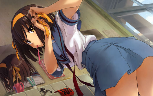Обои на рабочий стол Харухи из аниме Меланхолия Харухи Судзумии / The Melancholy of Haruhi Suzumiya утром перед зеркалом в ванной заплетает волосы