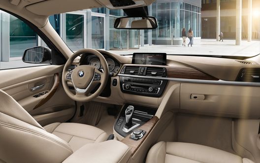 Обои на рабочий стол Салон автомобиля БМВ / BMW освещает солнце