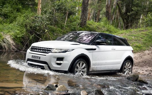 Обои на рабочий стол Range Rover Evoque белого цвета проезжает по мелководной реке