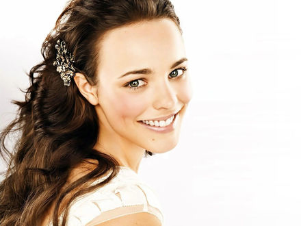 Обои на рабочий стол Широко улыбающаяся Рэйчел МакАдамс / Rachel McAdams на белом фоне