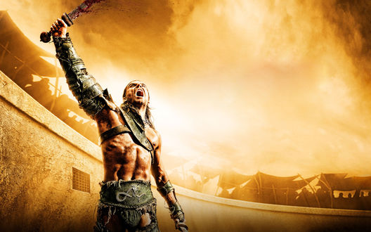 Обои на рабочий стол Сериал Spartacus / Спартак, гладиатор кричит подняв вверх окровавленный меч