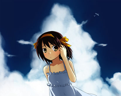 Обои на рабочий стол Харухи из аниме Меланхолия Харухи Судзумии / The Melancholy of Haruhi Suzumiya в лёгком летнем платьице на фоне неба