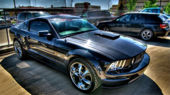 Обои на рабочий стол Ford Mustang GT черного цвета стоит на парковочном месте