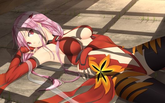 Обои на рабочий стол Инори Юдзуриха / Yuzuriha Inori из аниме *Guilty Crown / Венец Вины* лежит на полу в костюме