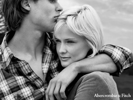 Обои на рабочий стол Парень обнимает блондинку (Abercrombie & Fitch)