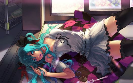 Обои на рабочий стол Вокалоид / Vocaloid Мику Хацунэ / Miku Hatsune лежит на полу, рядом стоит тарелка с пирожным