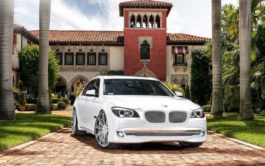 Обои на рабочий стол BMW 7 / БМВ 7 стоит в красивого дома