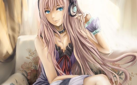 Обои на рабочий стол Вокалоид / Vocaloid Лука Мегуринэ /  Luka Megurine сидит на диване в наушниках