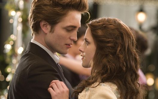 Обои на рабочий стол Кадр из фильма *Сумерки / The Twilight*, Белла и Эдвард (Кристен Стюарт / Kristen Stewart и Роберт Паттинсон / Robert Pattinson) танцуют на балу
