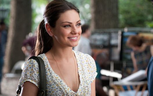 Обои на рабочий стол Mila Kunis / Мила Кунис мило улыбается