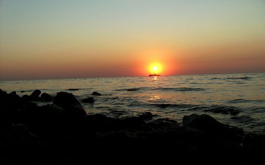 Обои на рабочий стол Спокойная морская вода на закате