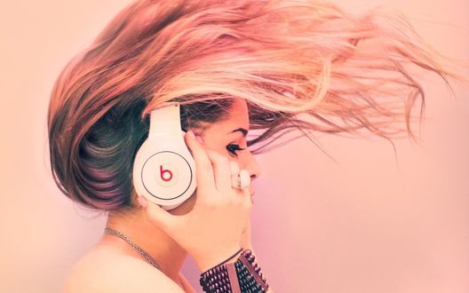 Обои на рабочий стол Девушка слушает музыку в наушниках Beats
