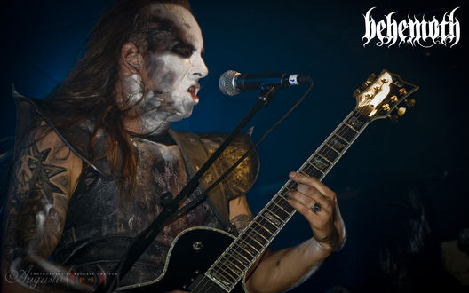Обои на рабочий стол Блэк-металл круппа Behemoth, солист с гитарой