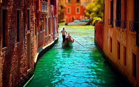 Обои на рабочий стол Гондола с людьми плывет по улице Венеции / Venezia, Италия / Italia