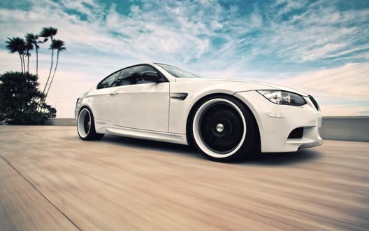Обои на рабочий стол Белый BMW M3 / БМВ мчится по дороге