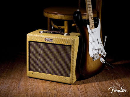 Обои на рабочий стол Электрогитара и ретро усилитель Fender Stratocaster