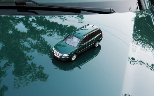 Обои на рабочий стол Масштабная модель автомобиля Volkswagen passat / Фольксваген пассат на его же капоте