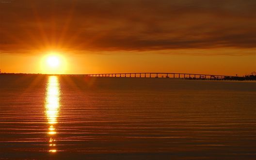 Обои на рабочий стол Спокойнное море на закате
