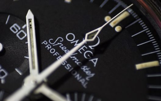Обои на рабочий стол Стрелки дорогих часов (Omega Speedmaster professional)