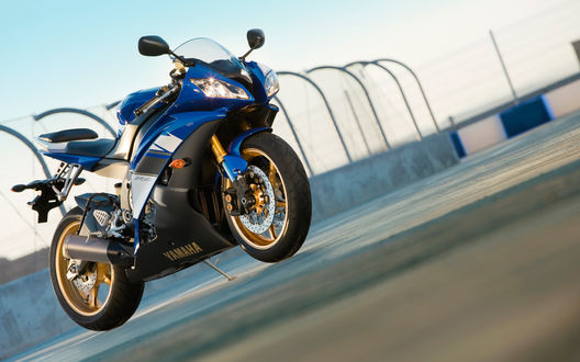 Обои на рабочий стол Синий Yamaha / Ямаха YZF-R6 на дороге