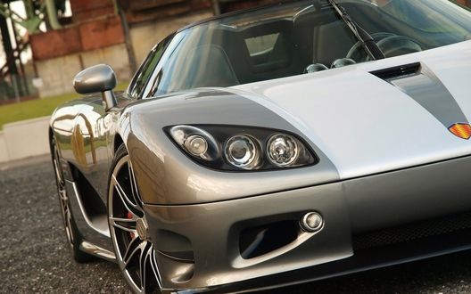 Обои на рабочий стол Koenigsegg / Кенигсегг серебряного цвета