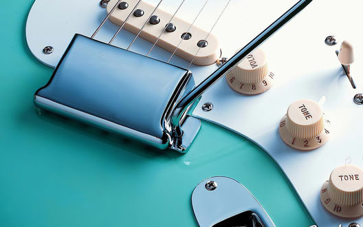 Обои на рабочий стол Электрогитара Fender Stratocaster бирюзового цвета