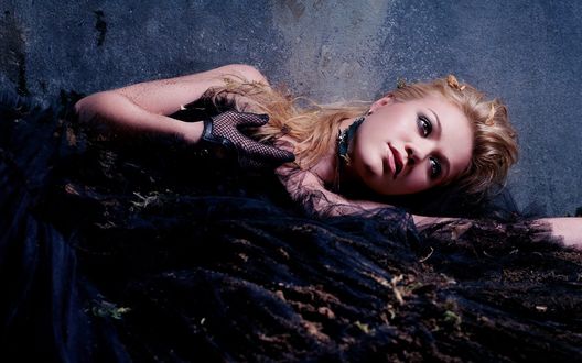 Обои на рабочий стол Kelly Clarkson / Келли Кларсон в чёрном платье