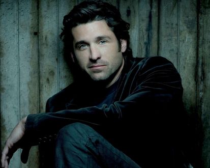Обои на рабочий стол Патрик Демпси / Patrick Dempsey сидит у забора