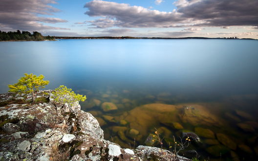 Обои на рабочий стол Спокойное море, сверху над ним нежно-серые облака