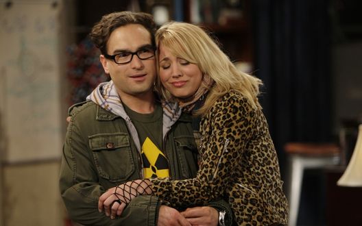 Обои на рабочий стол Леонард и Пенни / Leonard and Penny из сериала 'Теория Большого Взрыва / The Theory of Big Bang'