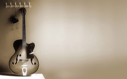 Обои на рабочий стол Полуакустическая электрогитара Гибсон / Gibson стоит у стены